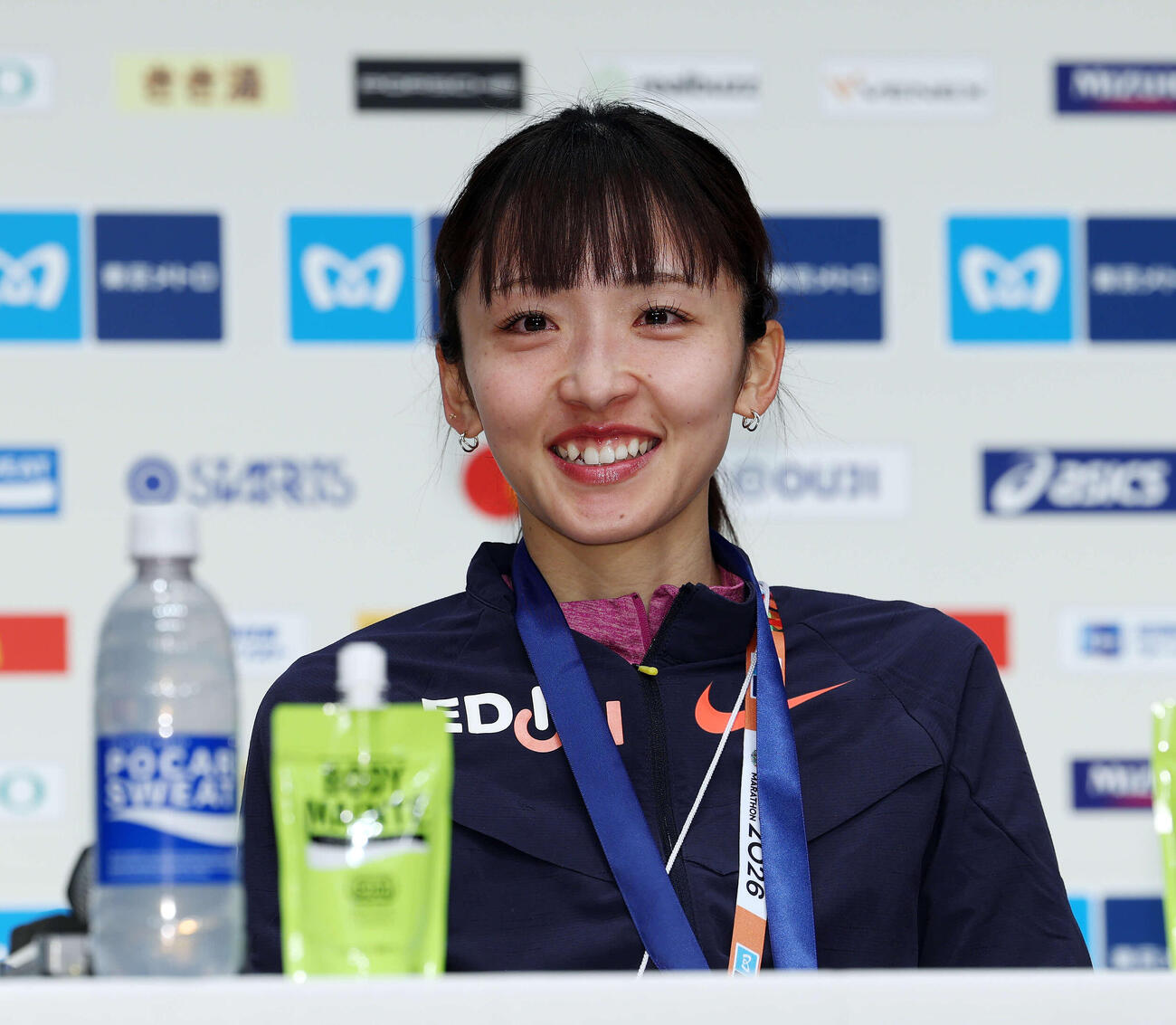 東京マラソン2026　会見で笑顔を見せる日本人女子トップの細田（撮影・宮地輝）