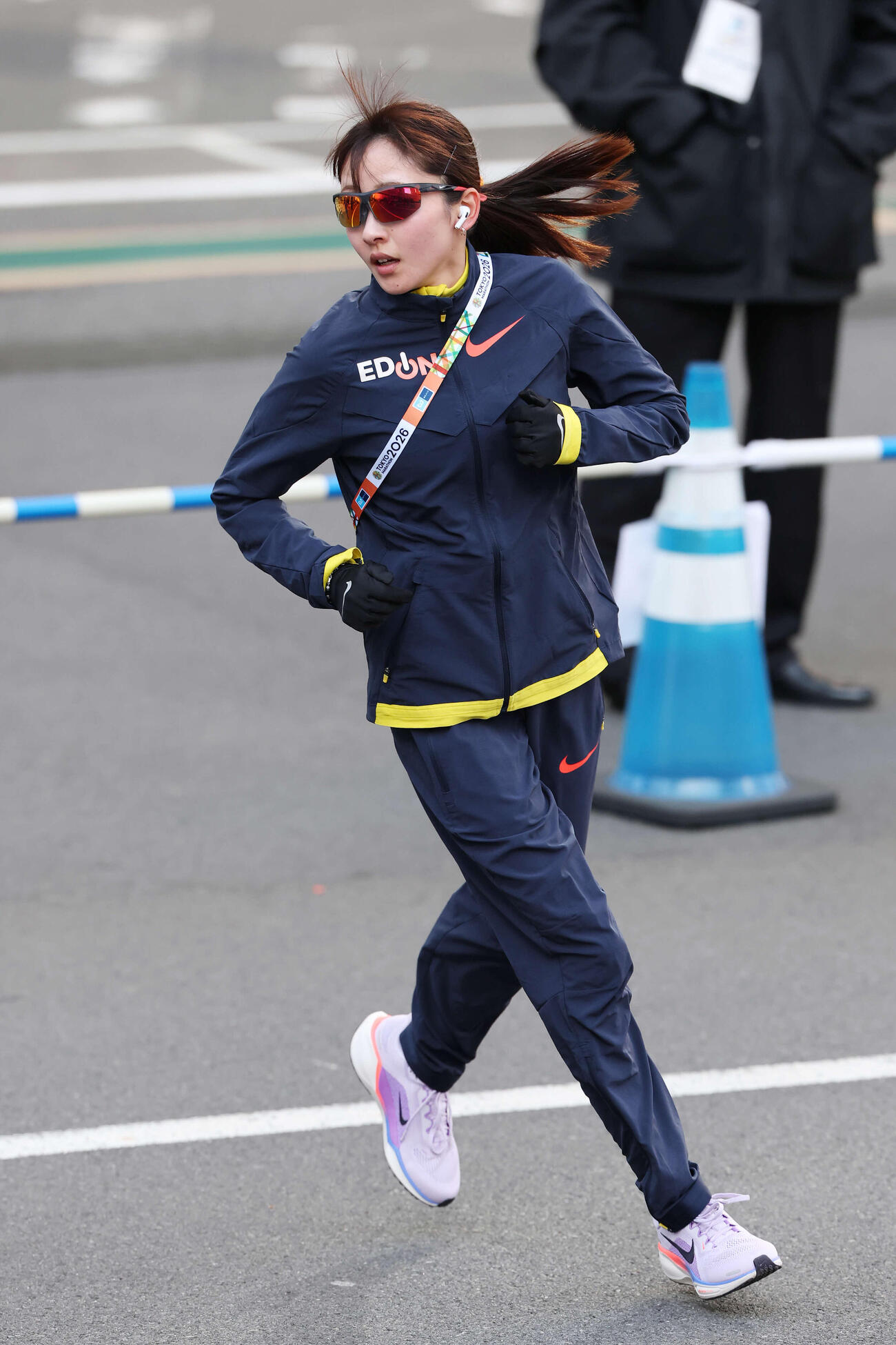 東京マラソン2026　スタート前、体を動かす細田（撮影・宮地輝）