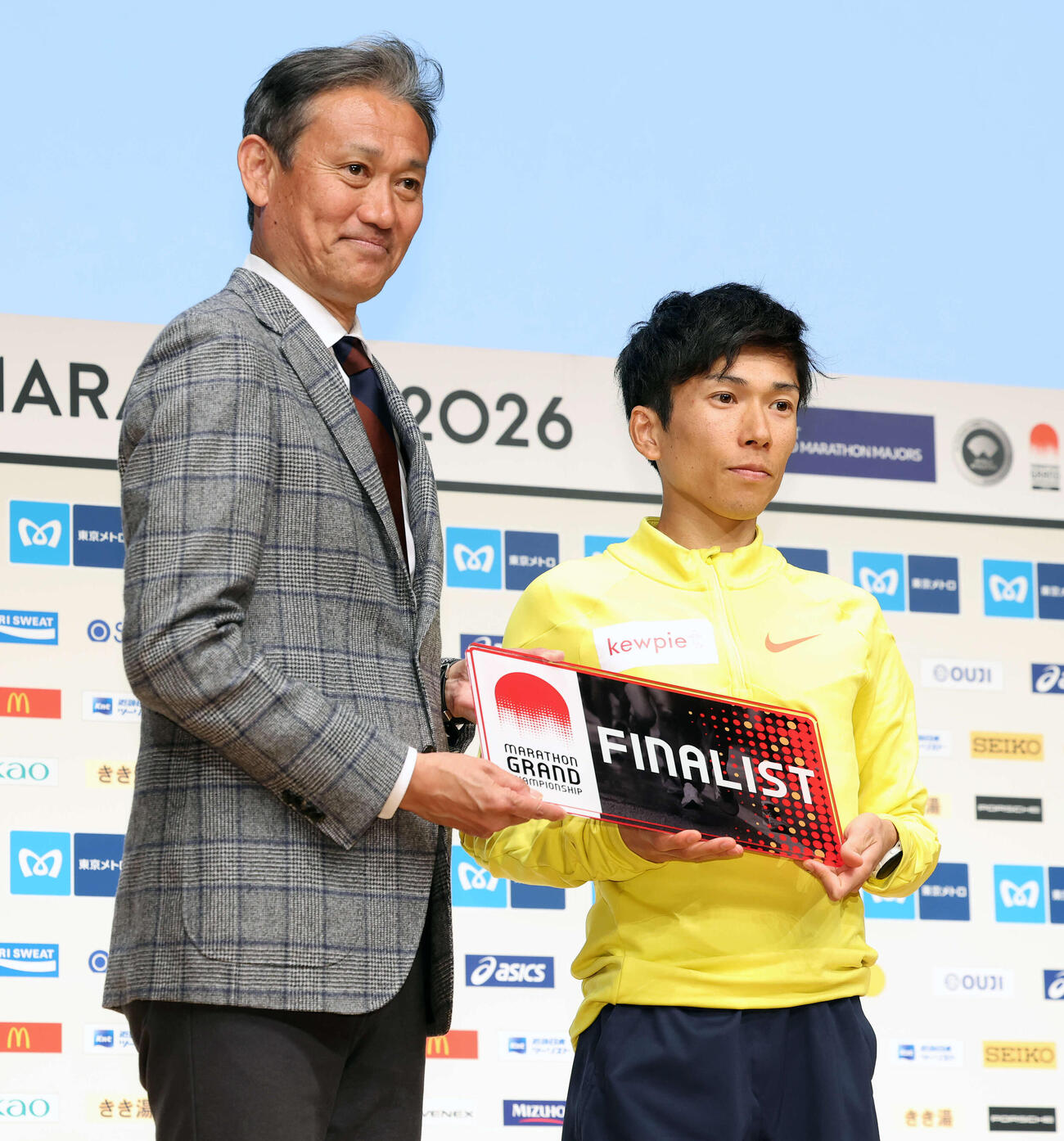 2026年3月1日、日本陸連の高岡シニアディレクター（左）からMGC出場権を受け取る鈴木健吾（撮影・宮地輝）