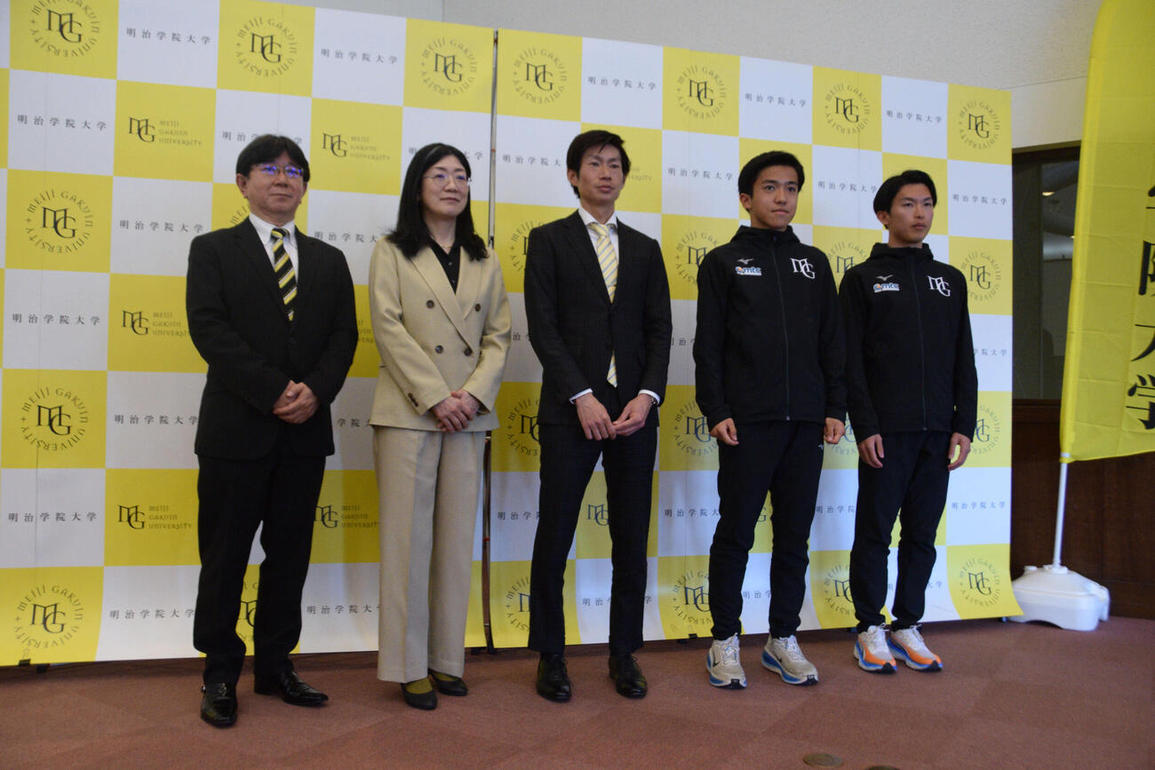 会見に出席した左から明学大の今尾学長、陸上部の黒田部長、中村新監督、小出主将、高橋（撮影・泉光太郎）