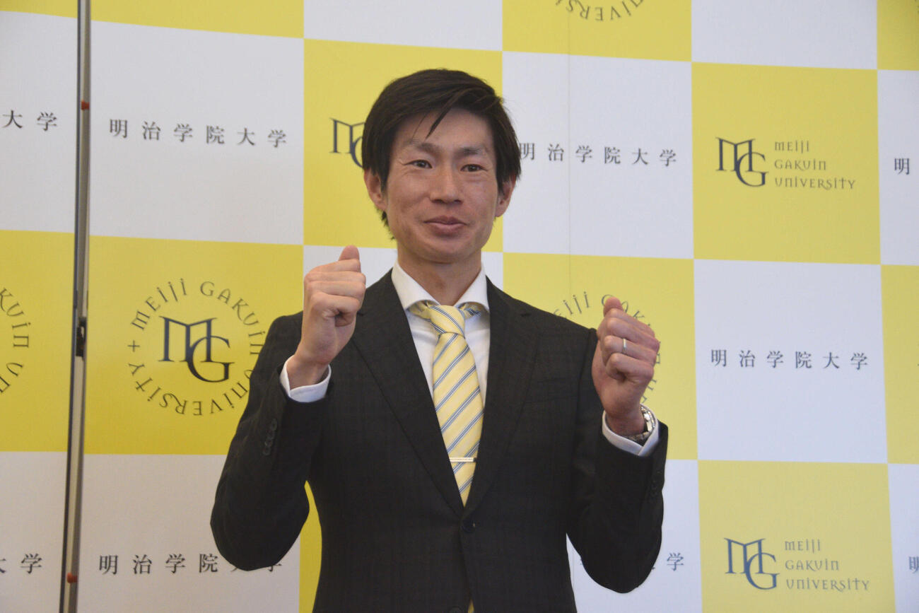 会見に出席し、明学大監督に就任する中村氏（撮影・泉光太郎）