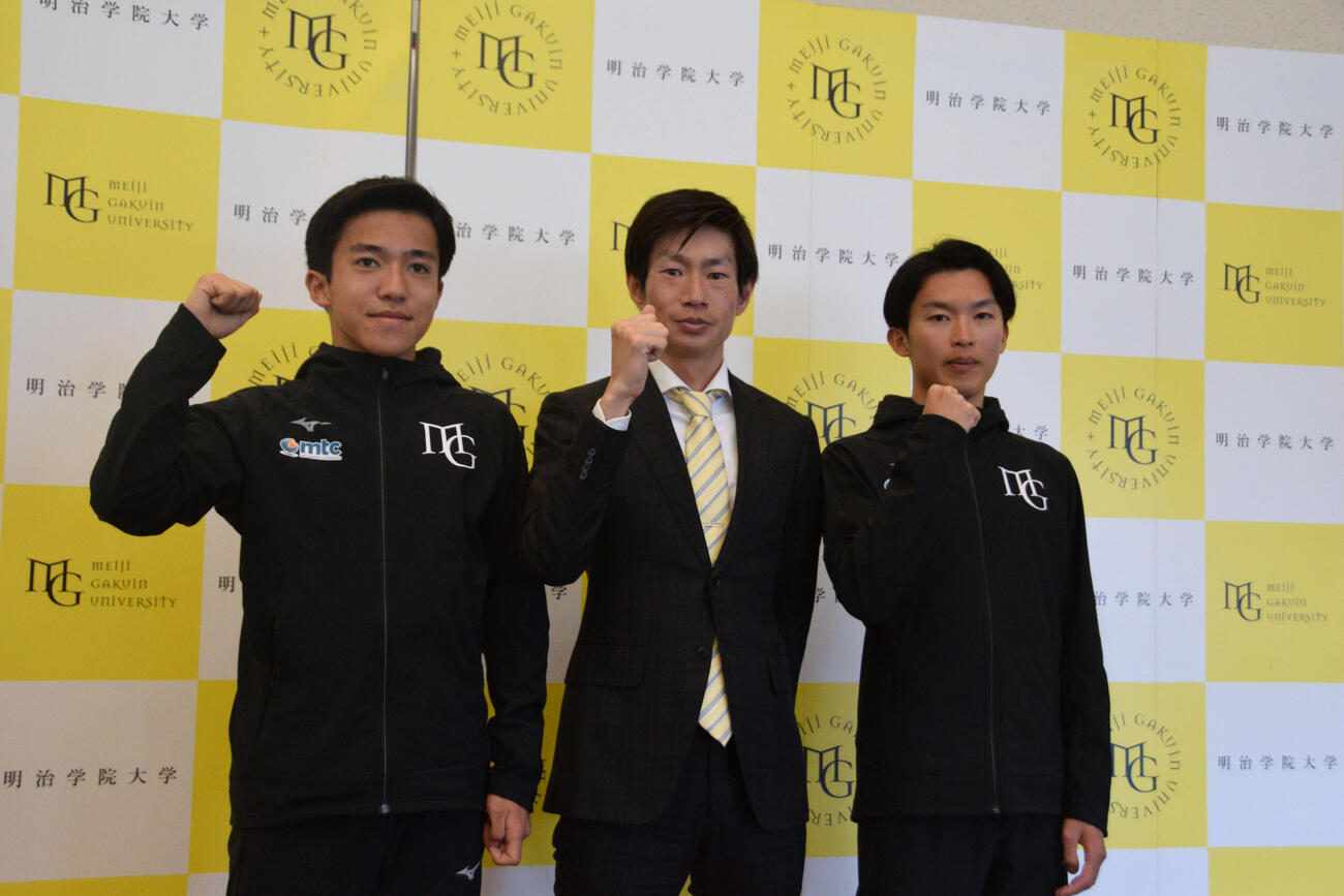 会見に出席した、左から明学大の小出主将、中村新監督、高橋（撮影・泉光太郎）
