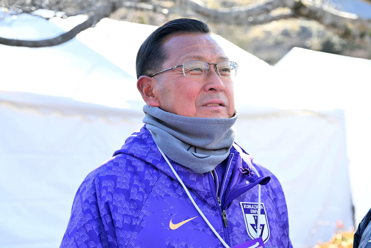 往路を終え取材に応じる駒大・大八木総監督（撮影・滝沢徹郎）