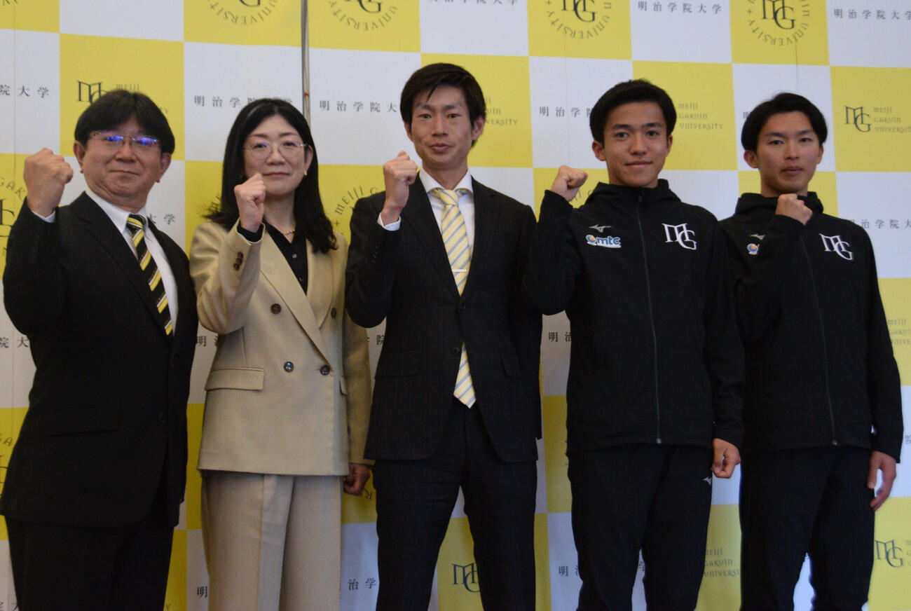 会見に出席した左から明学大の今尾学長、陸上部の黒田部長、中村新監督、小出主将、高橋（撮影・泉光太郎）