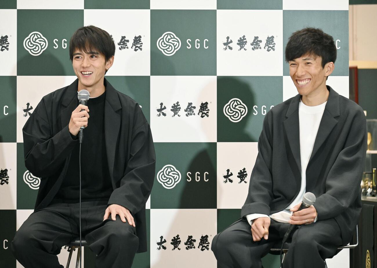 対談する陸上男子マラソンの大迫傑（左）と鈴木健吾（共同）
