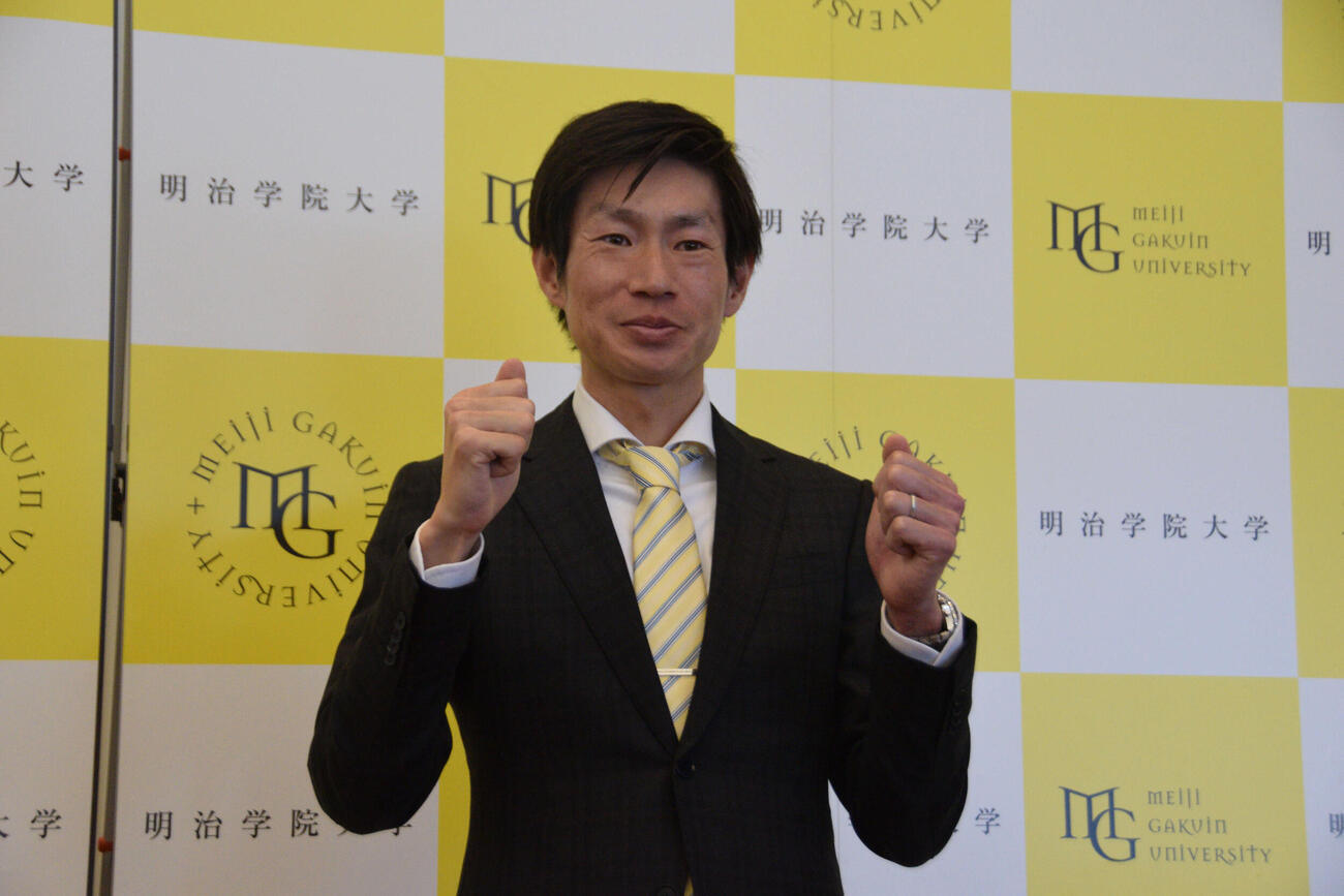 会見に出席しガッツポーズする中村明学大監督（撮影・泉光太郎）