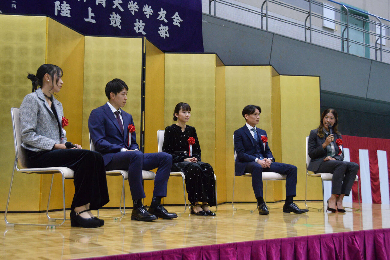 日体大の記念式典に出席した左から斎藤、福永、細田、池田、君嶋（撮影・泉光太郎）