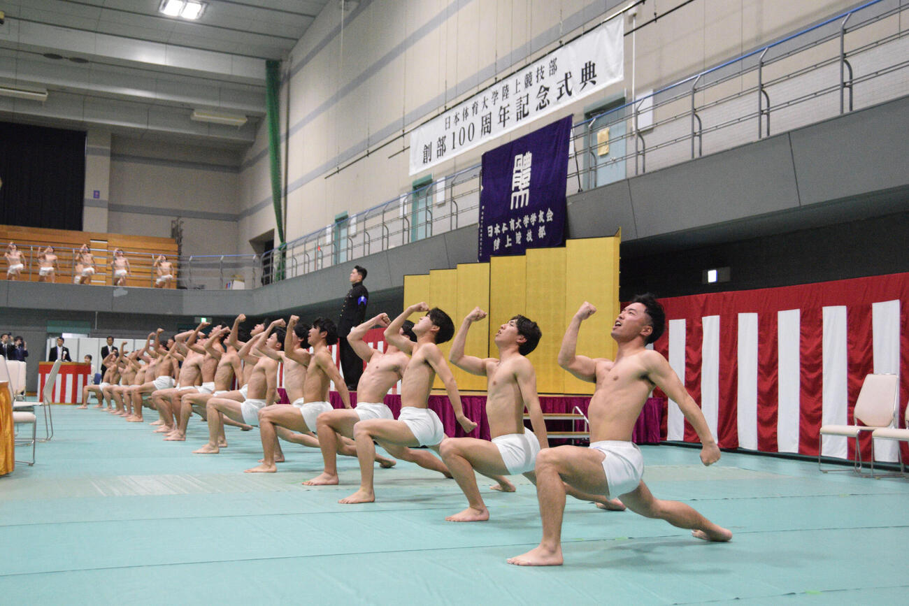 日体大の記念式典で披露された伝統応援「エッサッサ」（撮影・泉光太郎）