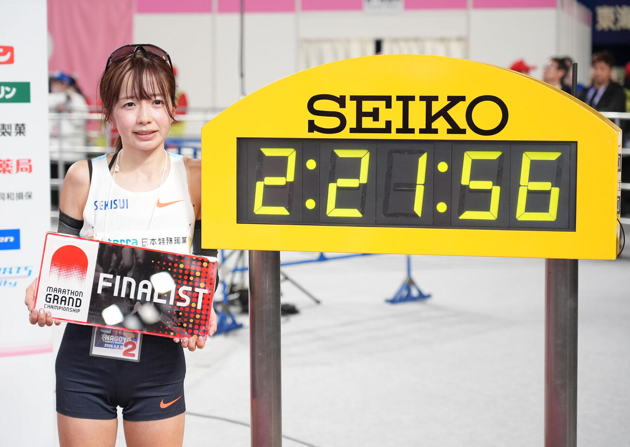 全体2位の日本選手トップでゴールしタイムボード横で写真に納まる佐藤早也伽（撮影・森本幸一）