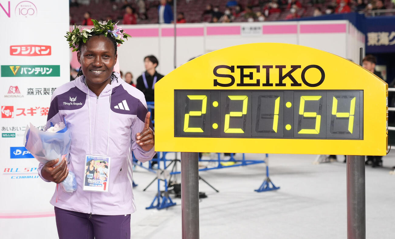 優勝しタイムボード横で写真に納まるシェイラ・チェプキルイ（撮影・森本幸一）