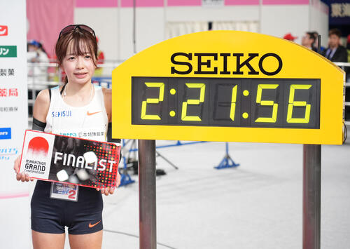 全体2位の日本選手トップでゴールしタイムボード横で写真に納まる佐藤早也伽（撮影・森本幸一）