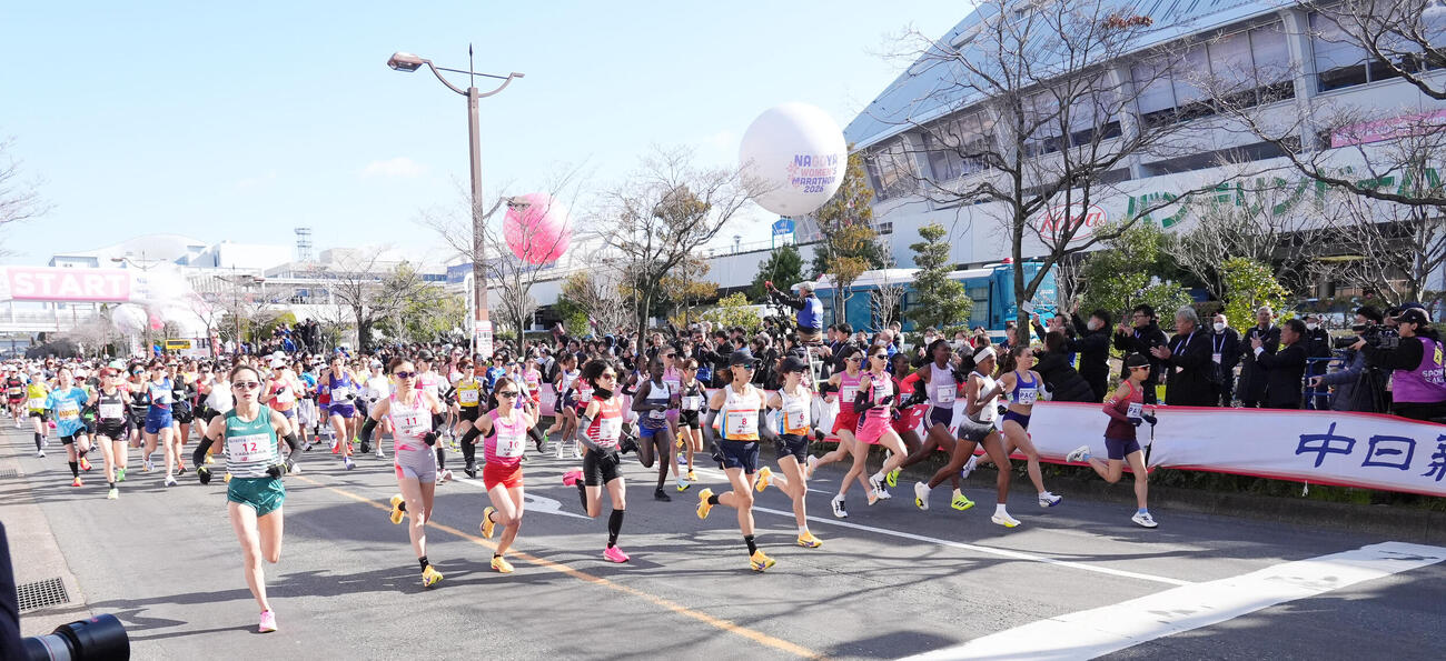 スタートする参加選手たち（撮影・森本幸一）