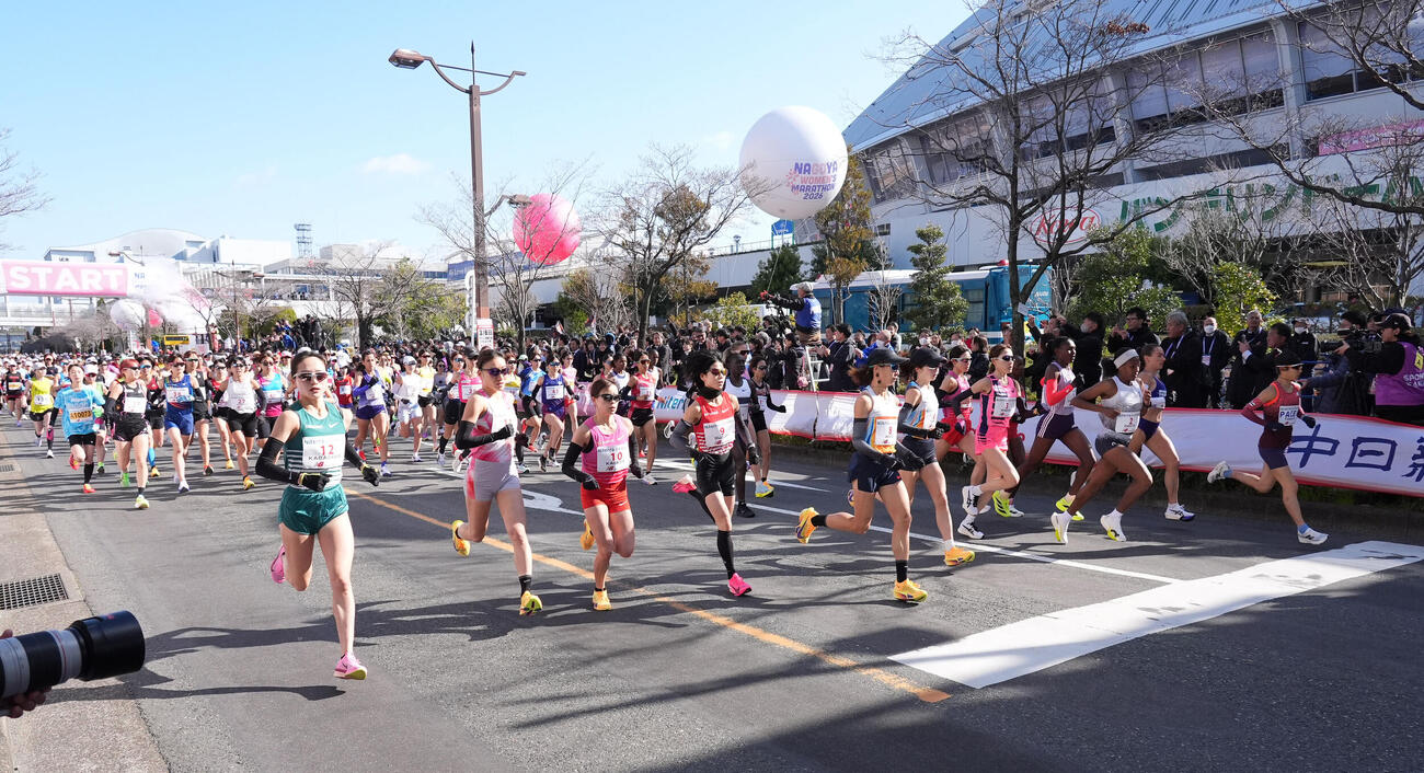 スタートする参加選手たち（撮影・森本幸一）