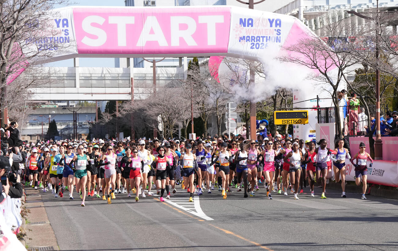 スタートする参加選手たち（撮影・森本幸一）