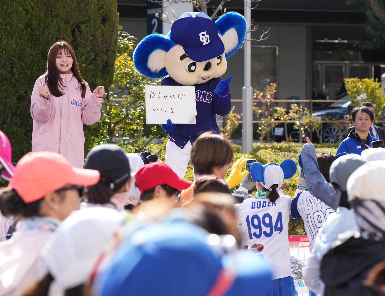 スタートする選手たちを見送るドアラ（撮影・森本幸一）