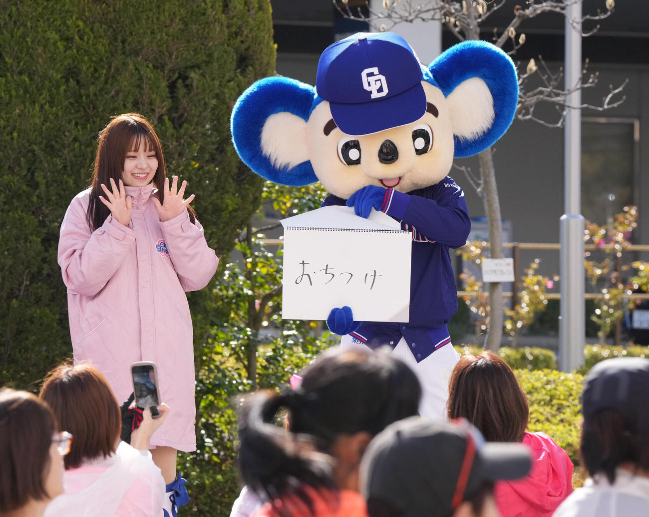 スタートする選手たちを見送るドアラ（撮影・森本幸一）