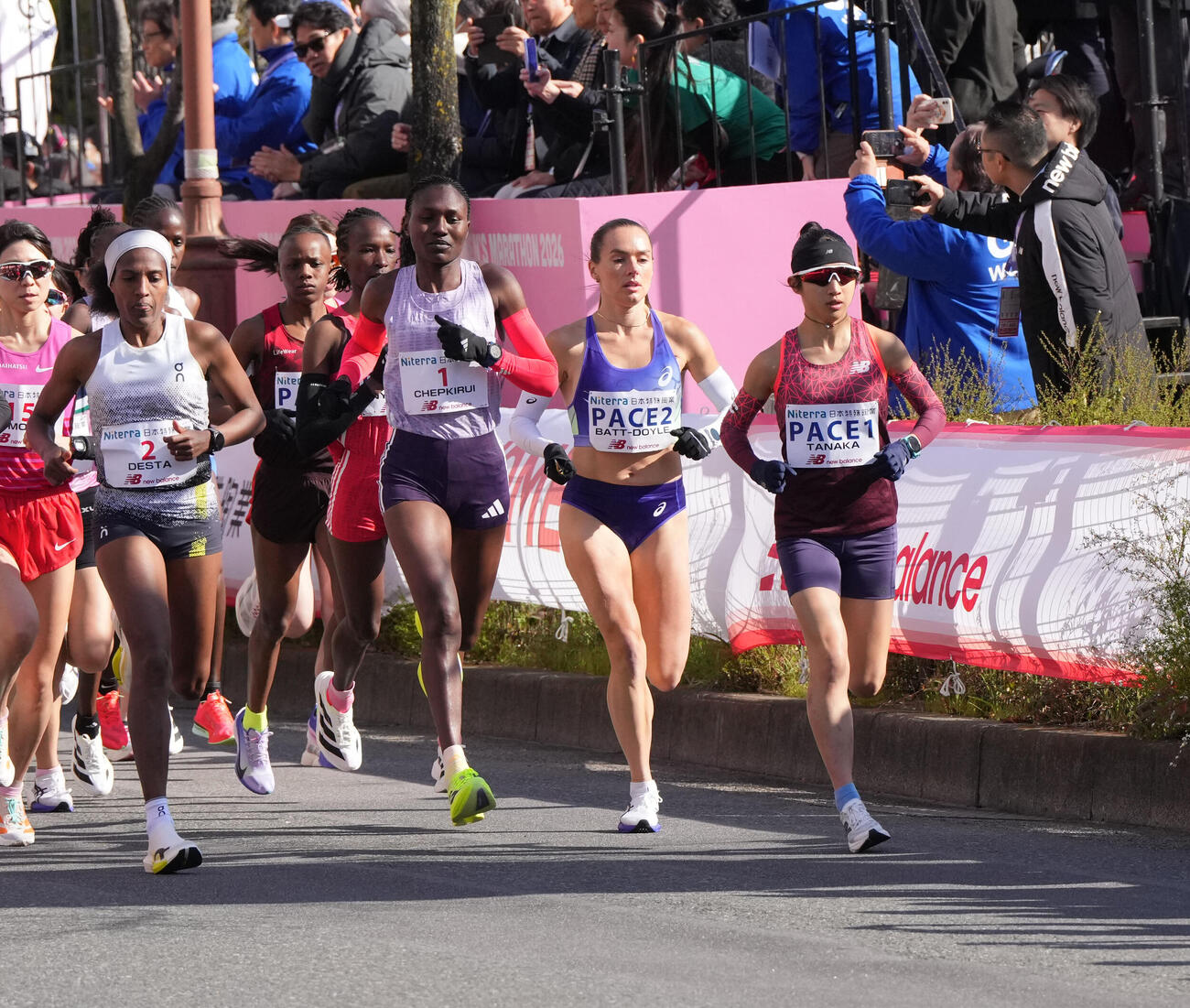 ペースメーカーを務める田中希実（右）（撮影・森本幸一）