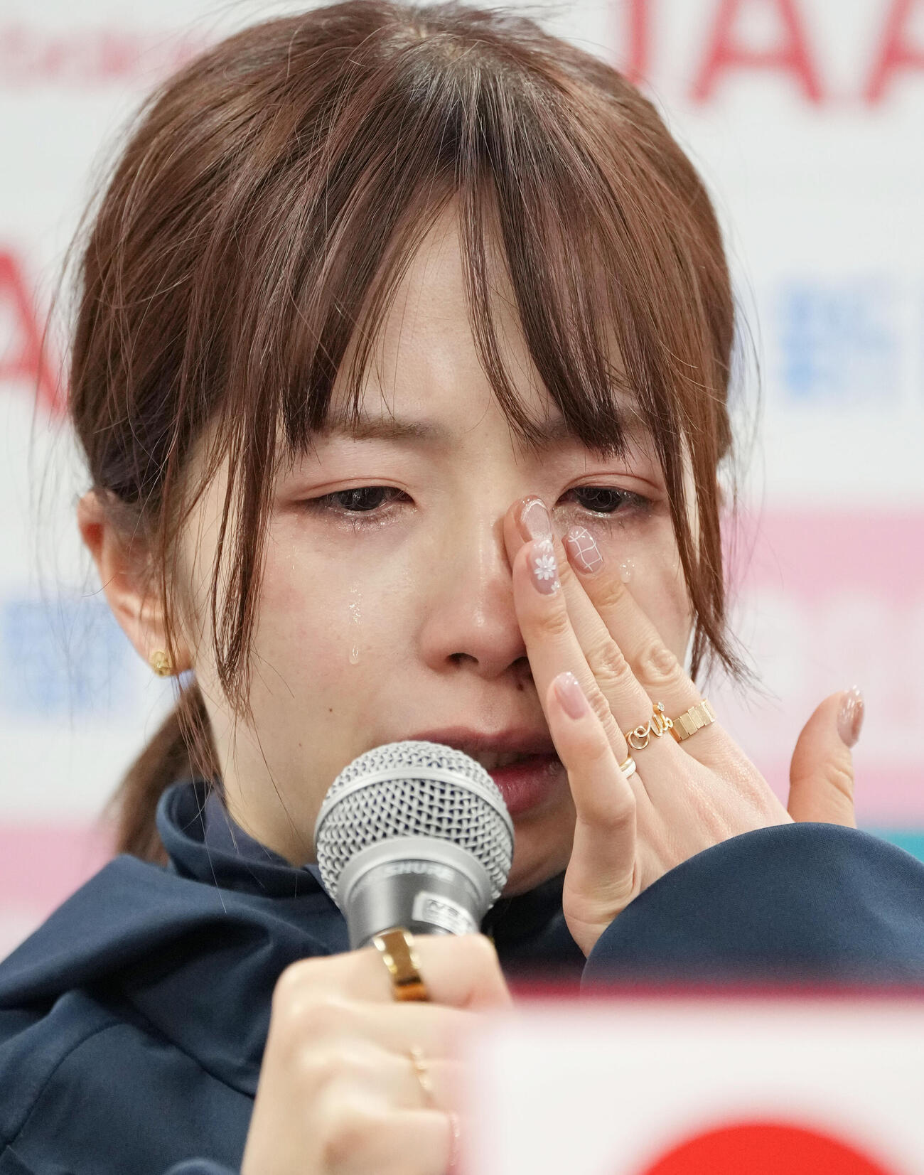 涙を流しながら会見する佐藤早也伽（撮影・森本幸一）
