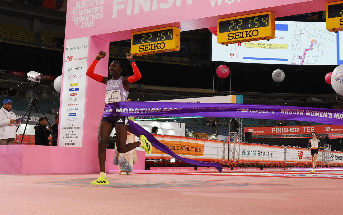 1位でゴールするシェイラ・チェプキルイ（左）右は2位の佐藤早也伽（撮影・森本幸一）