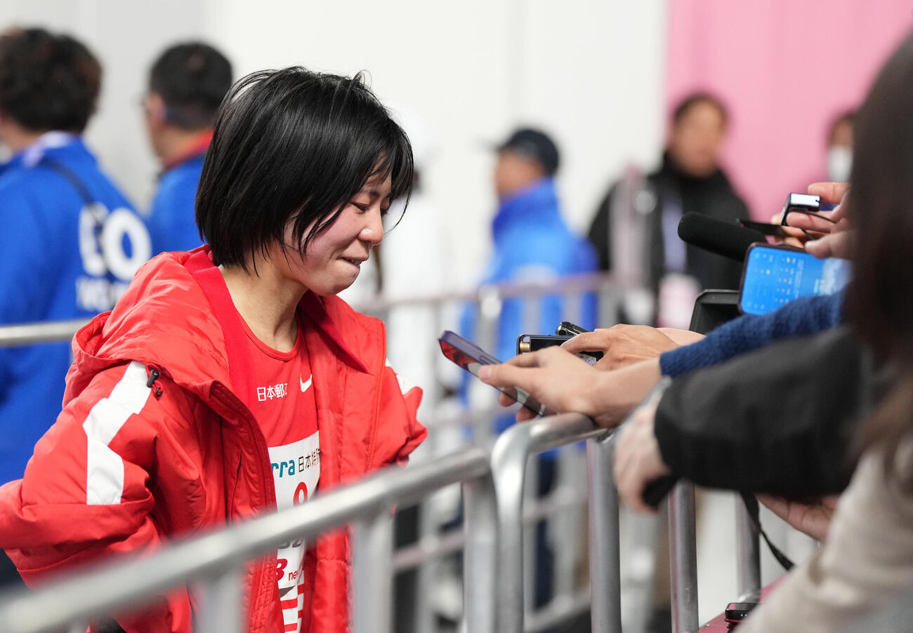 ゴールし取材に応じる鈴木亜由子（撮影・森本幸一）