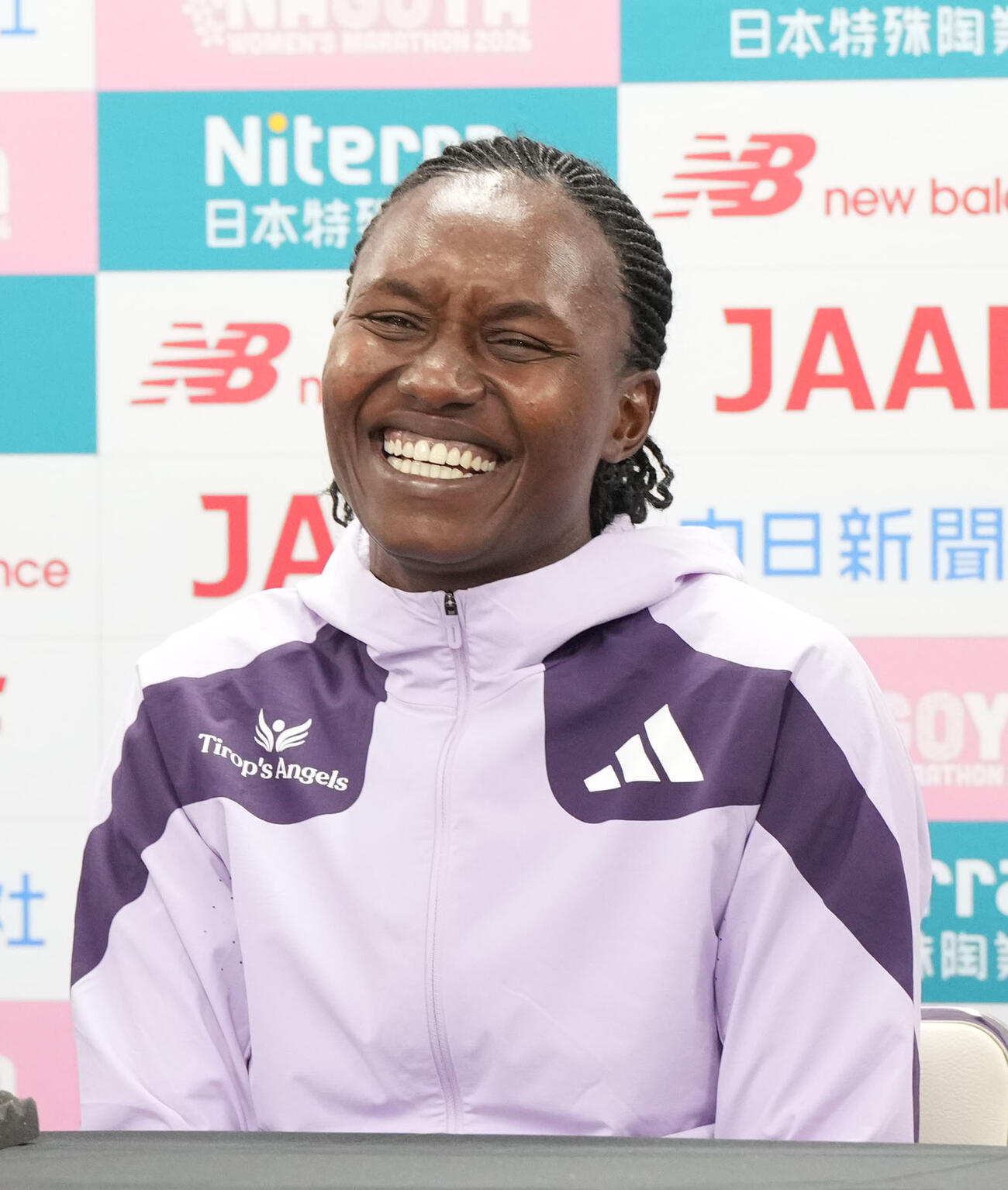 明るい表情で会見するシェイラ・チェプキルイ（撮影・森本幸一）