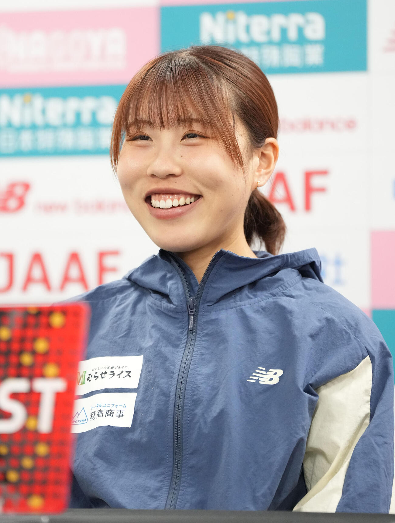 レースを終え会見する信桜空（撮影・森本幸一）