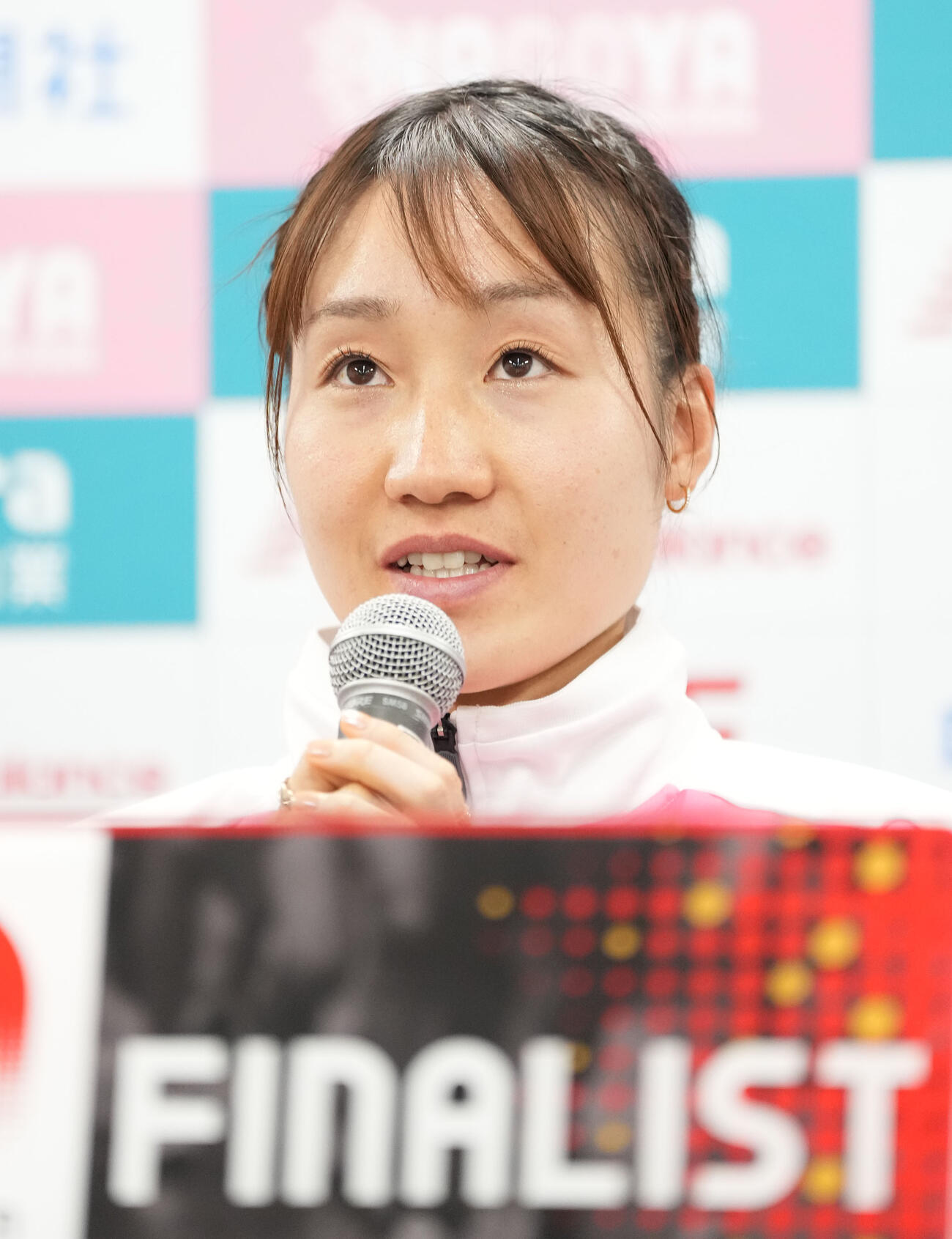 レースを終え会見する五島莉乃（撮影・森本幸一）