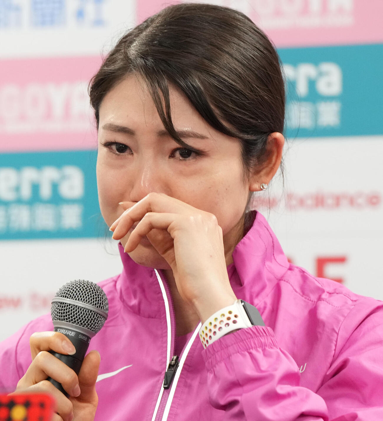 涙を流しながら会見する大森菜月（撮影・森本幸一）