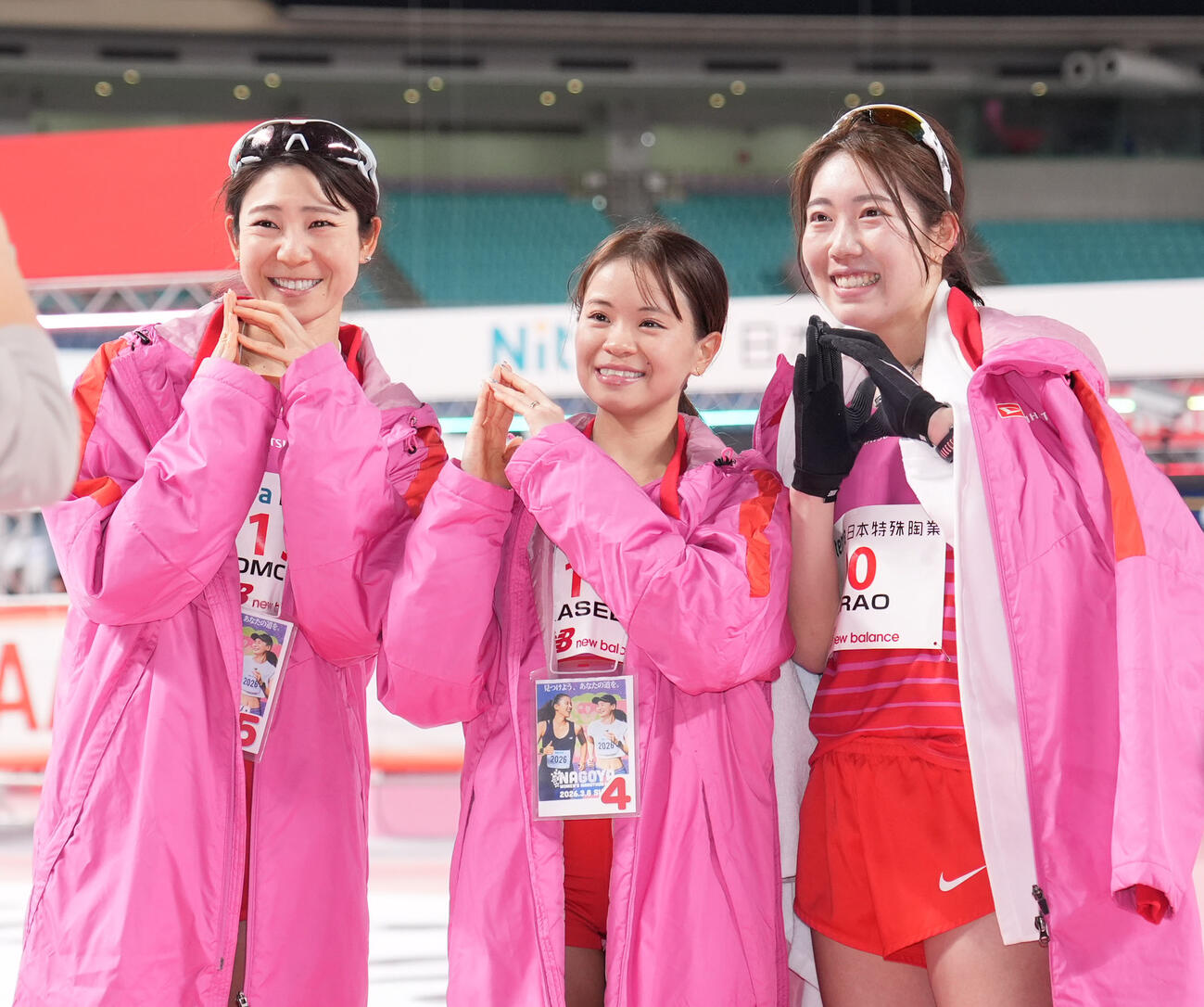 レース後、記念撮影をする左から大森菜月、加世田梨花、村尾綾香（撮影・森本幸一）