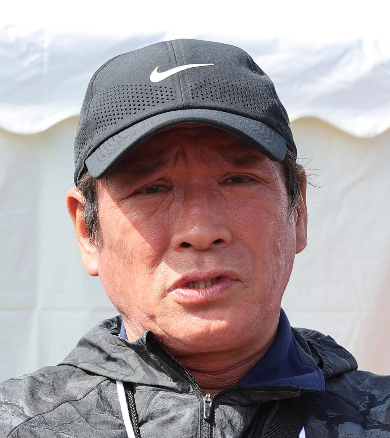 レース後、取材に応じる東海大・​両角駅伝監督（撮影・河野匠）