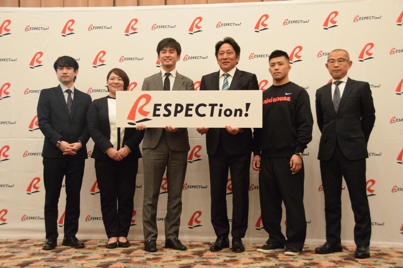 会見に出席した、左から高橋委員、谷本委員、松本共同代表、青学大の原監督、文田、岩田委員