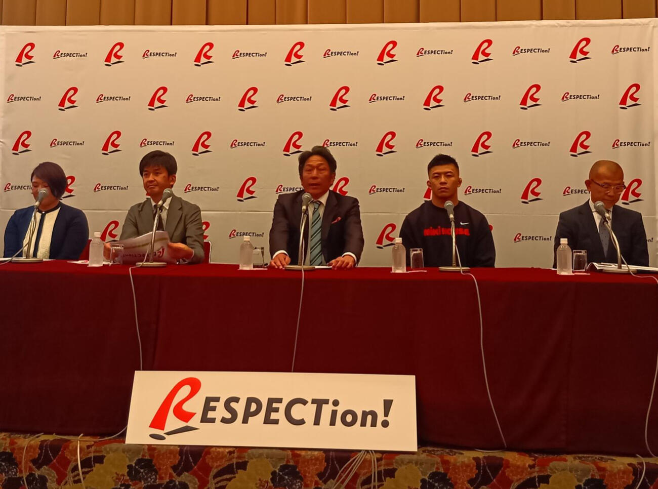 会見に出席した、左から高橋委員、谷本委員、松本共同代表、原共同代表、文田、伊藤委員、岩田委員（撮影・泉光太郎）