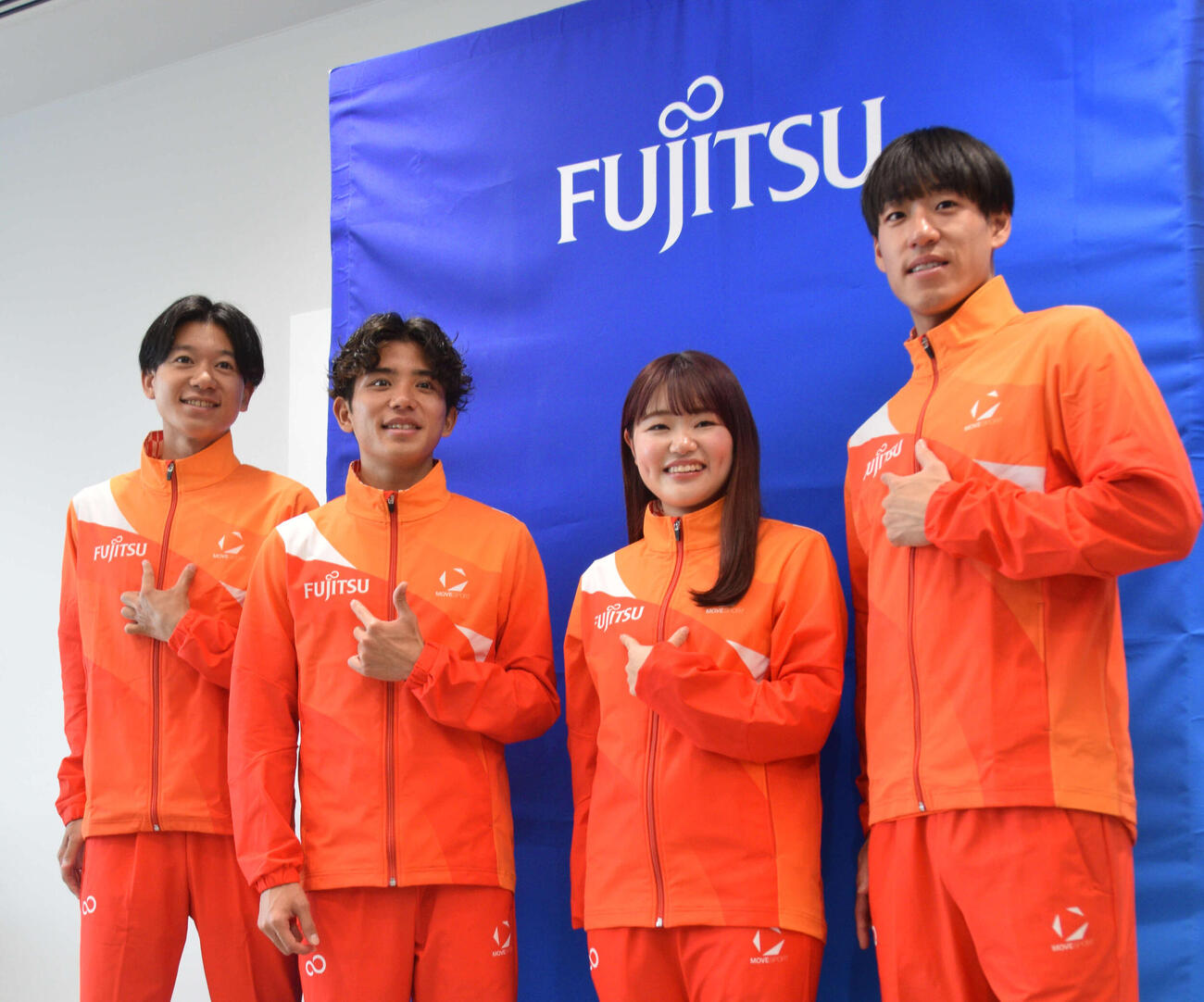 4月から富士通に入社する、左から伊藤、上原、柳井、小川（撮影・泉光太郎）