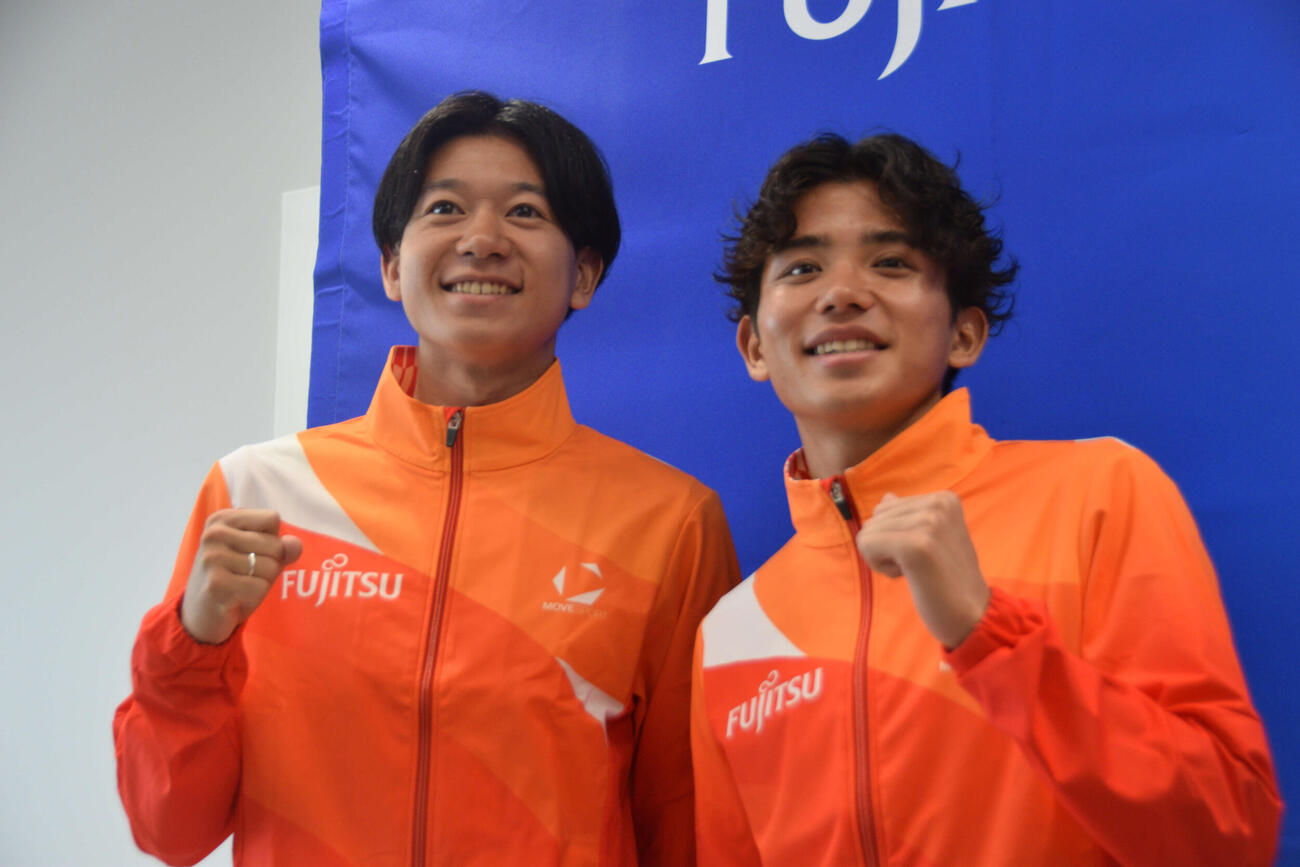 4月から富士通に入社する伊藤蒼唯（左）と上原琉翔（撮影・泉光太郎）