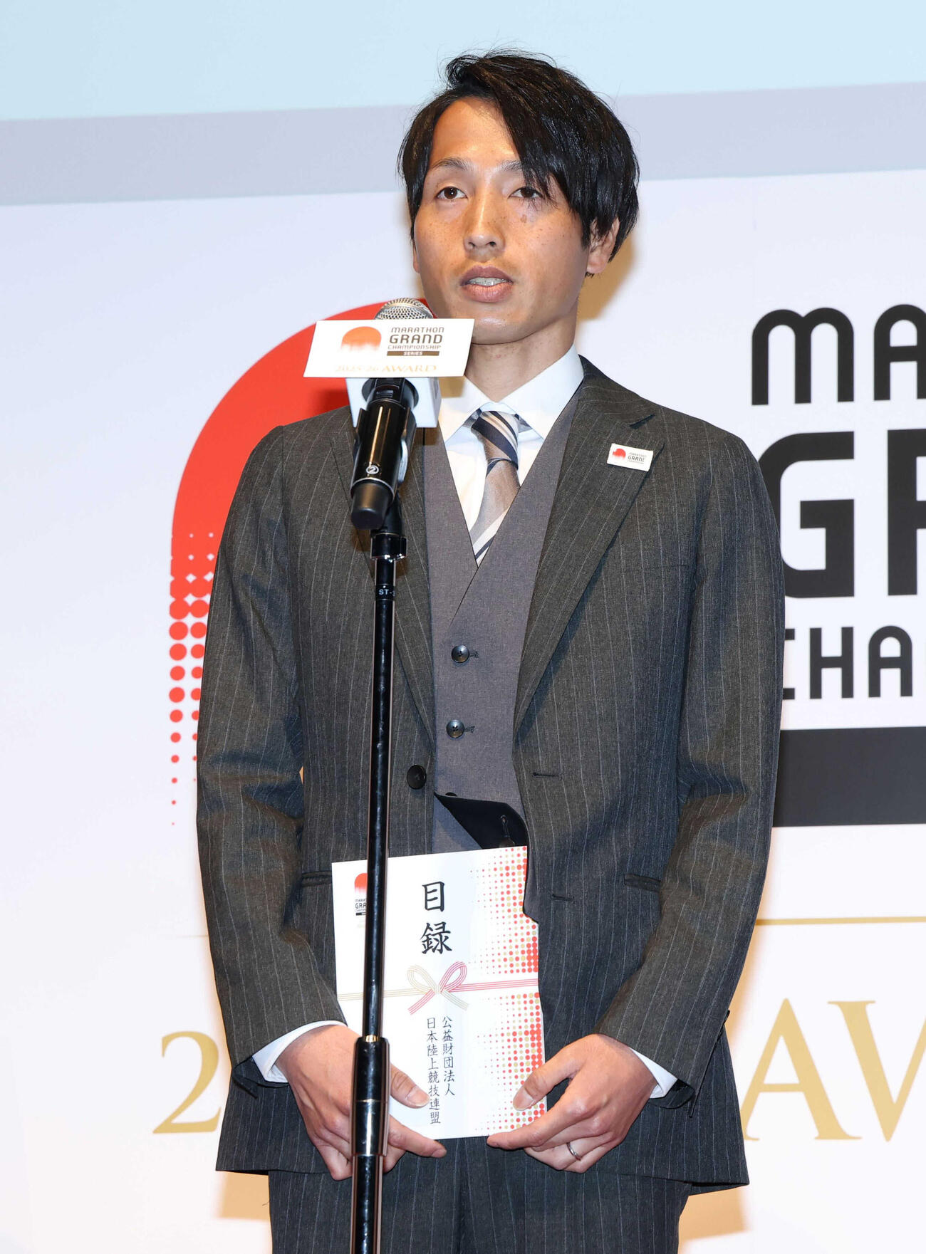マラソンMGCシリーズアワードでスピーチする西山（代表撮影）
