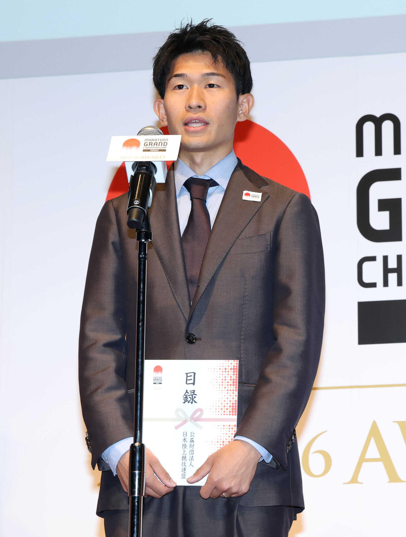 マラソンMGCシリーズアワードでスピーチする近藤（代表撮影）