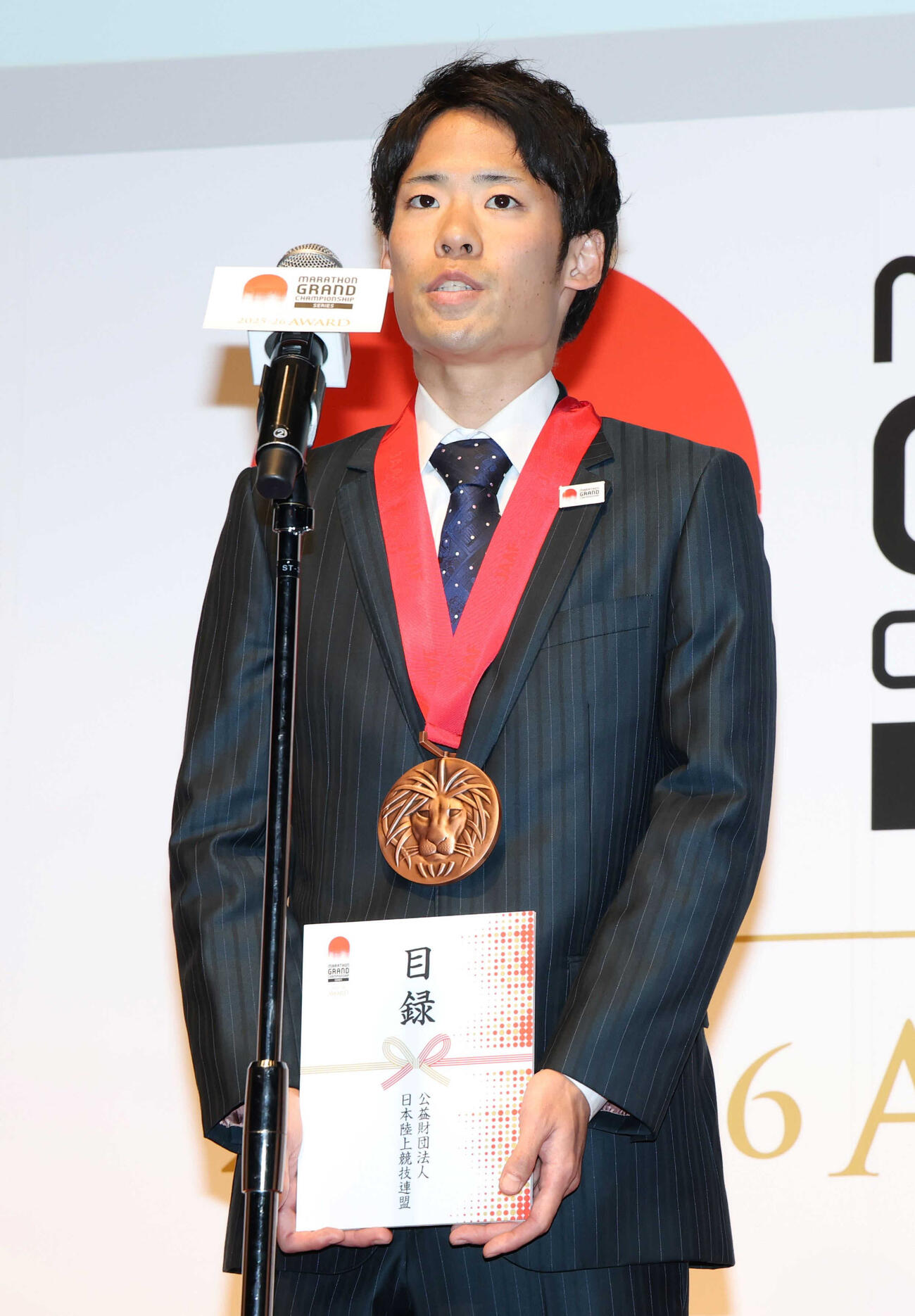 マラソンMGCシリーズアワードでスピーチする市山（代表撮影）