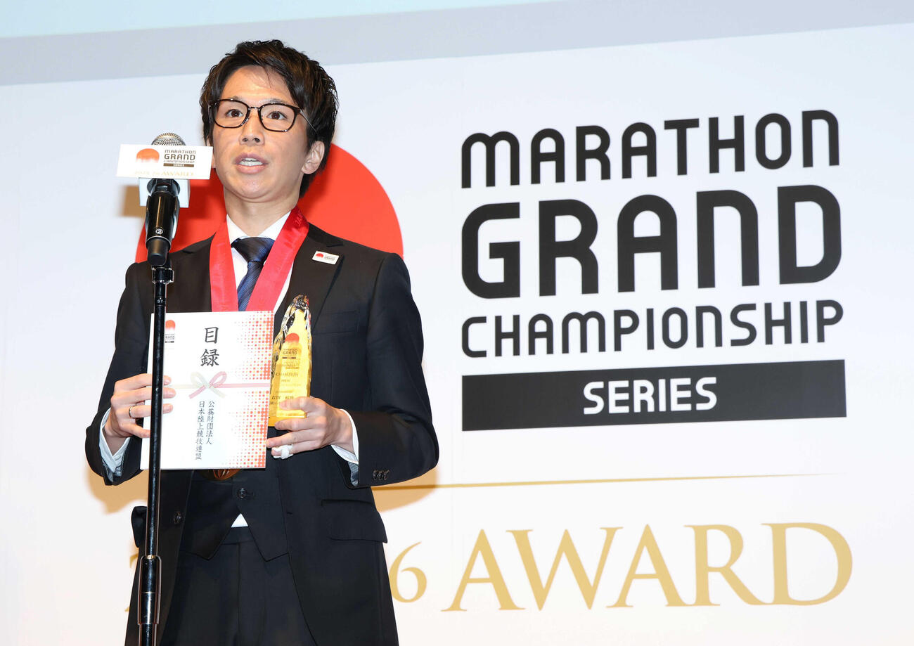 マラソンMGCシリーズアワードでスピーチする吉田（代表撮影）