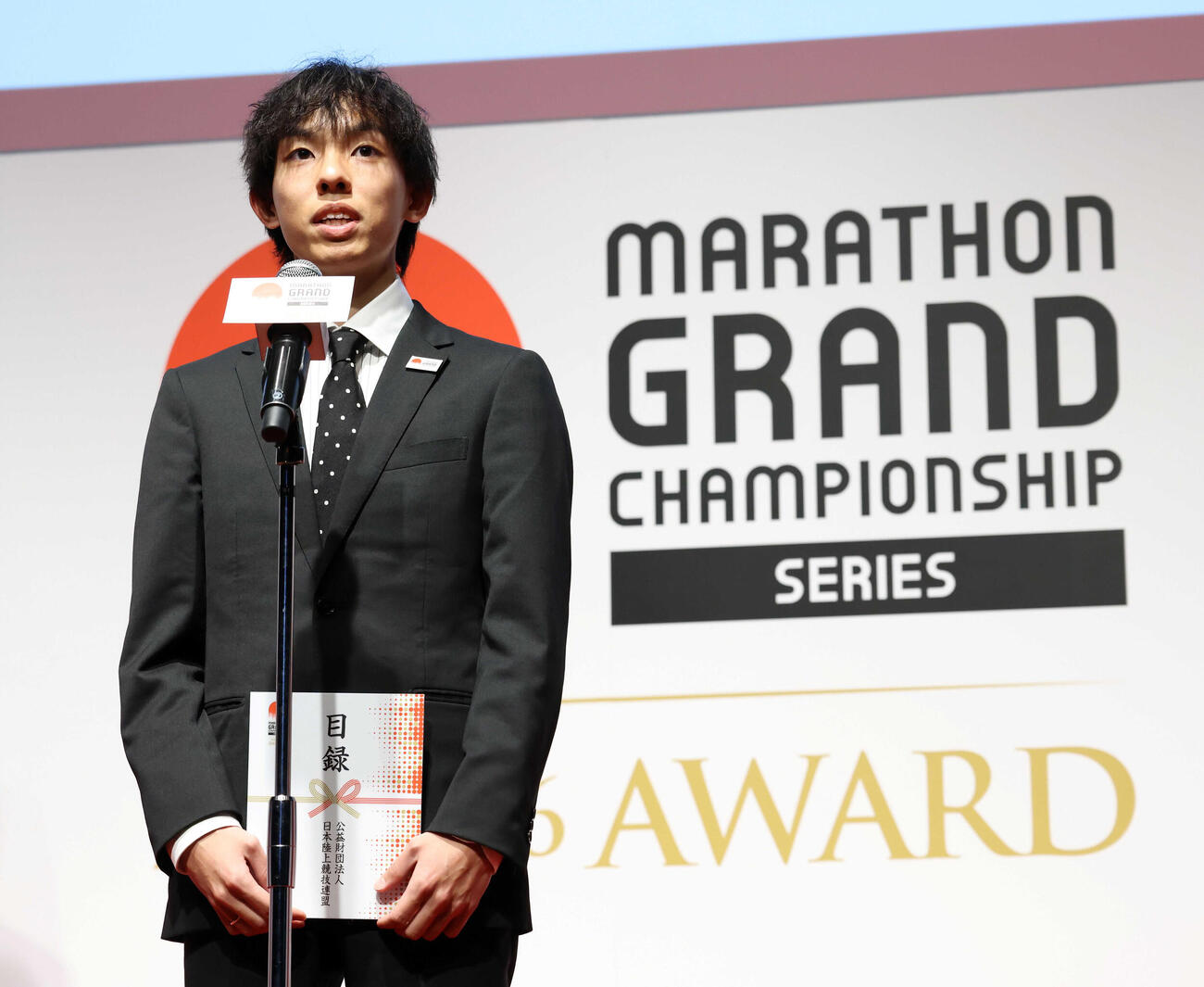 マラソンMGCシリーズアワードでスピーチする黒田（代表撮影）