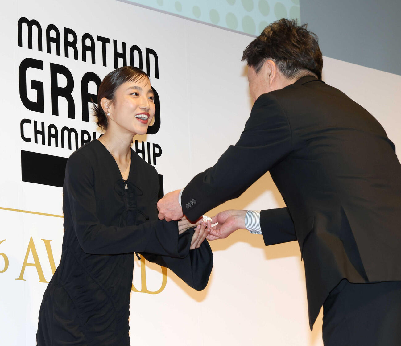 新人賞を受賞しトロフィーを受け取る矢田（左）（代表撮影）