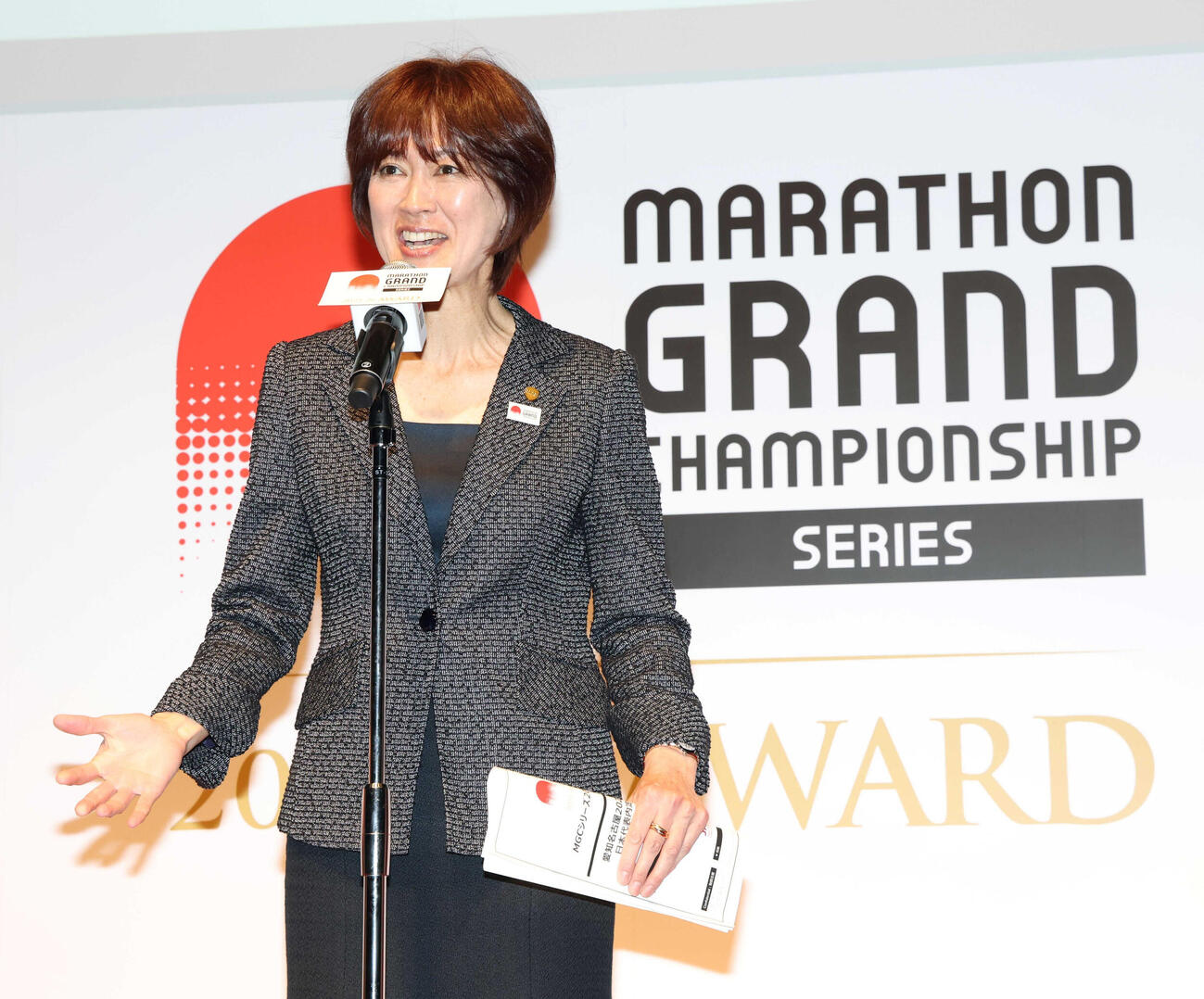 授賞式冒頭でスピーチをする日本陸連の有森会長（代表撮影）