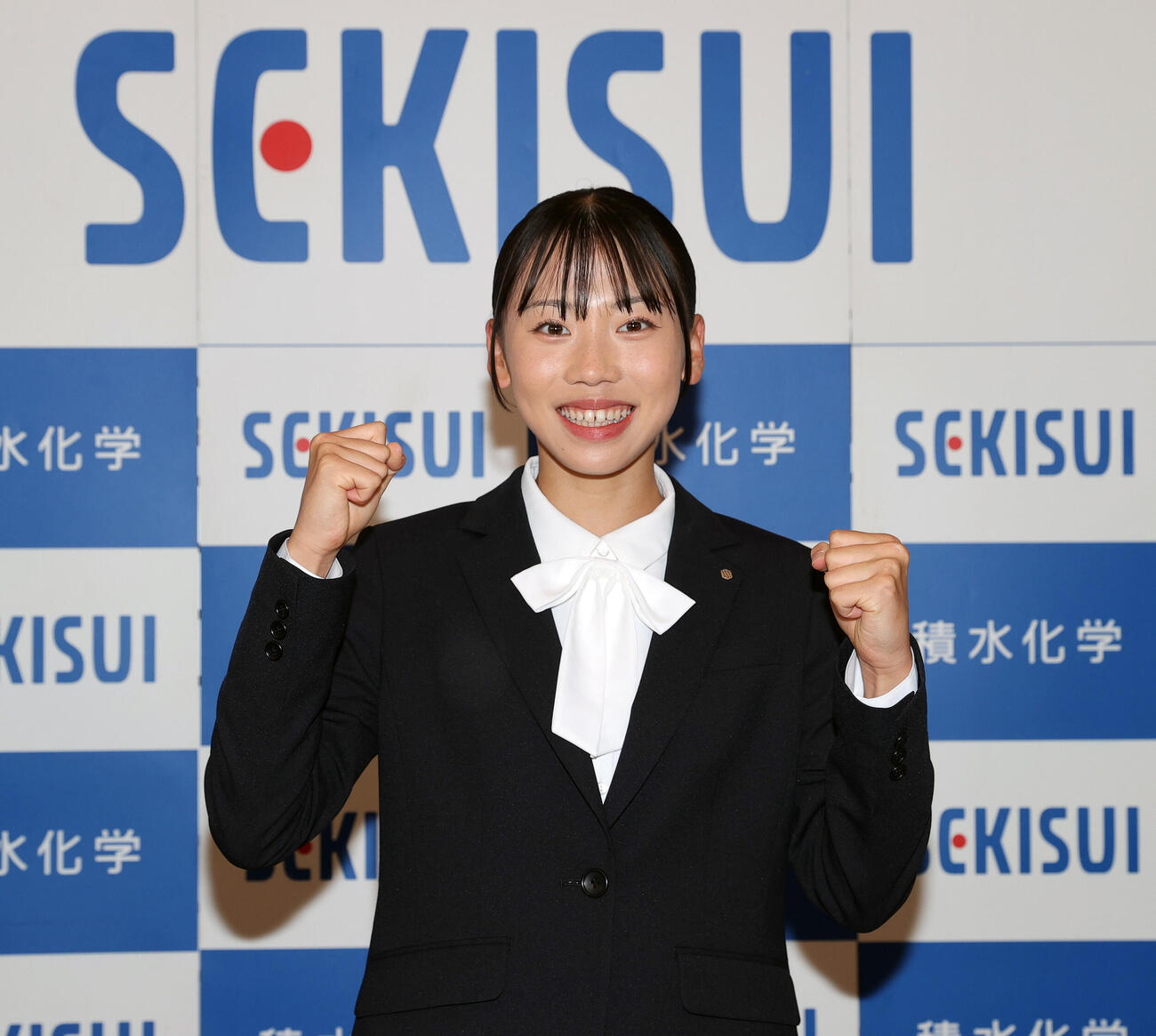 入社式を終え笑顔でポーズする積水化学の久保凛（撮影・上山淳一）
