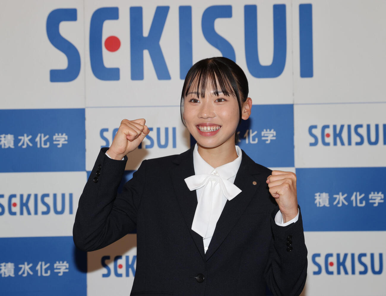 入社式を終え笑顔でポーズをとる積水化学の久保凛（撮影・上山淳一）