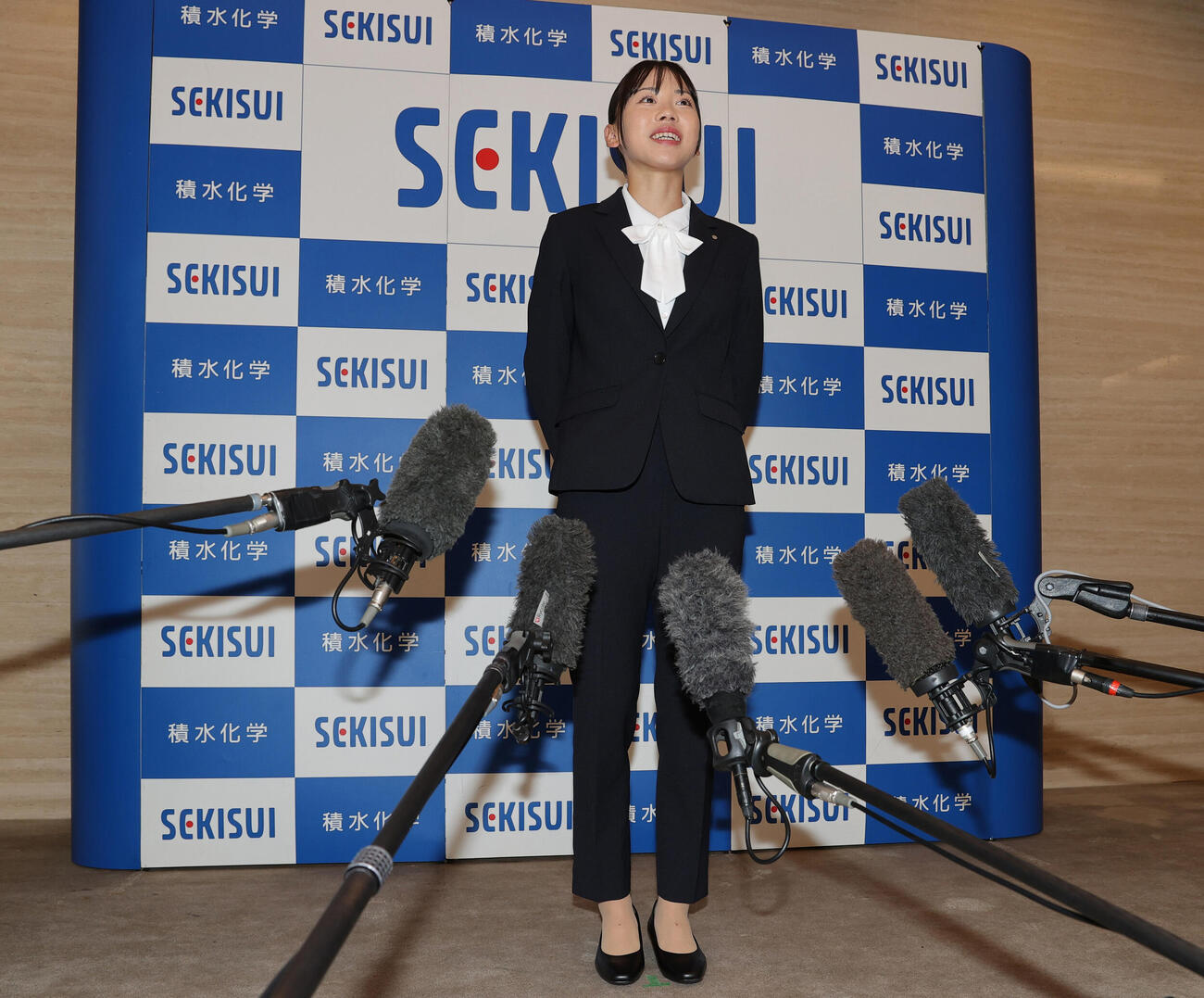 入社式を終え取材を受ける積水化学の久保凛（撮影・上山淳一）