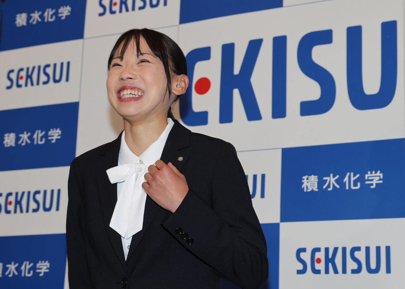 入社式を終え取材を受ける積水化学の久保凛（撮影・上山淳一）