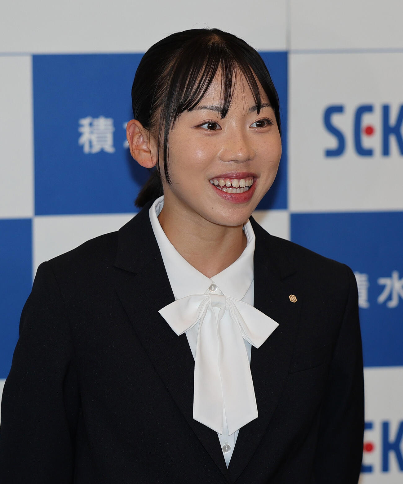 入社式を終え取材を受ける積水化学の久保凛（撮影・上山淳一）
