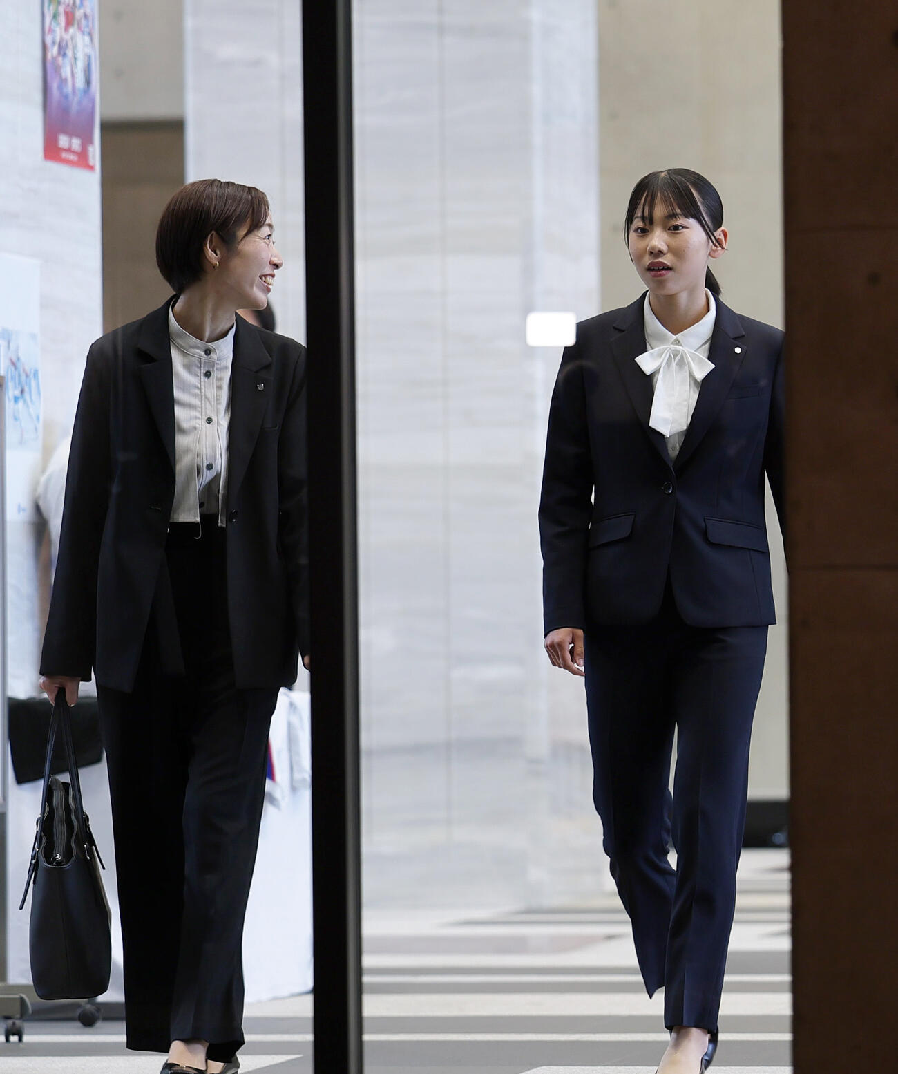 入社式を終え会見に向かう積水化学の久保凛（撮影・上山淳一）