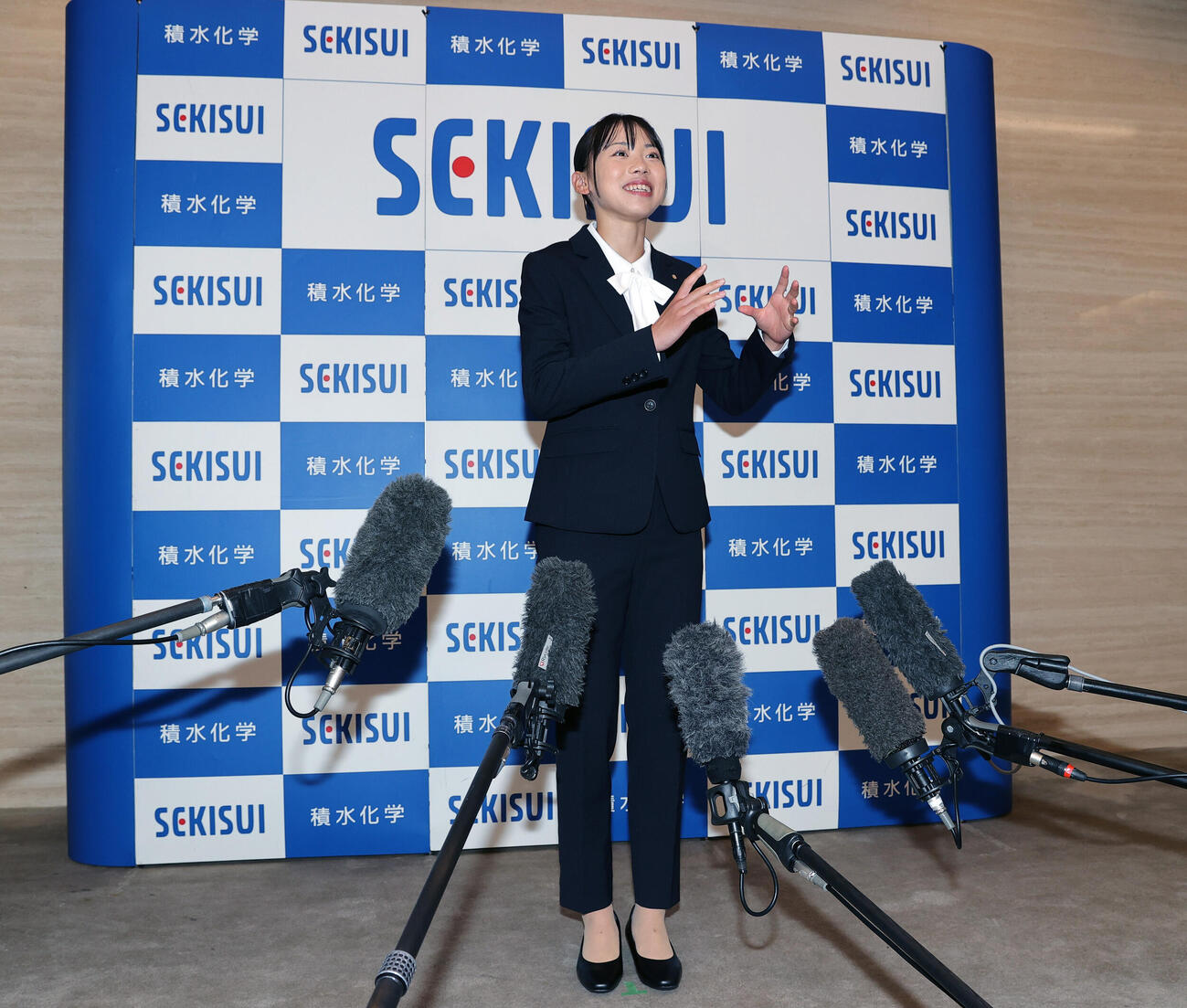 入社式を終え取材を受ける積水化学の久保凛（撮影・上山淳一）
