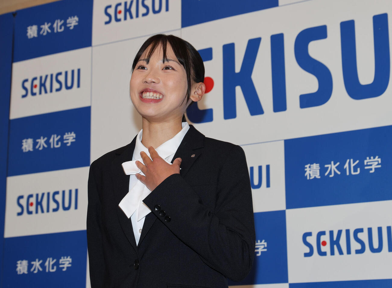 入社式を終え取材を受ける積水化学の久保凛（撮影・上山淳一）