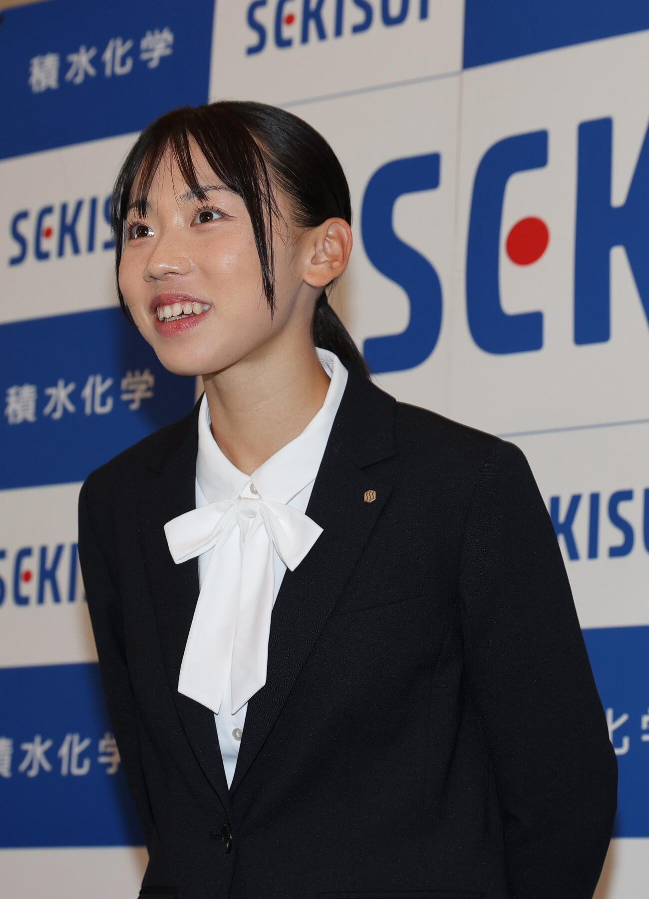 入社式を終え取材を受ける積水化学の久保凛（撮影・上山淳一）